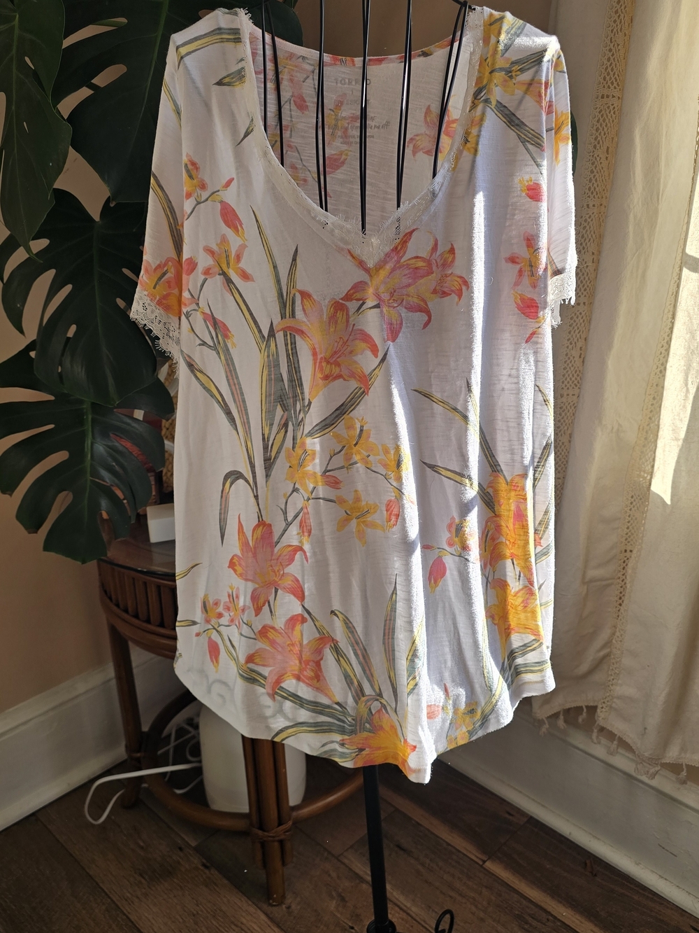 Torrid Watercolor Floral Lace Trim V-Neck Tee Shirt Size 1 / 1X